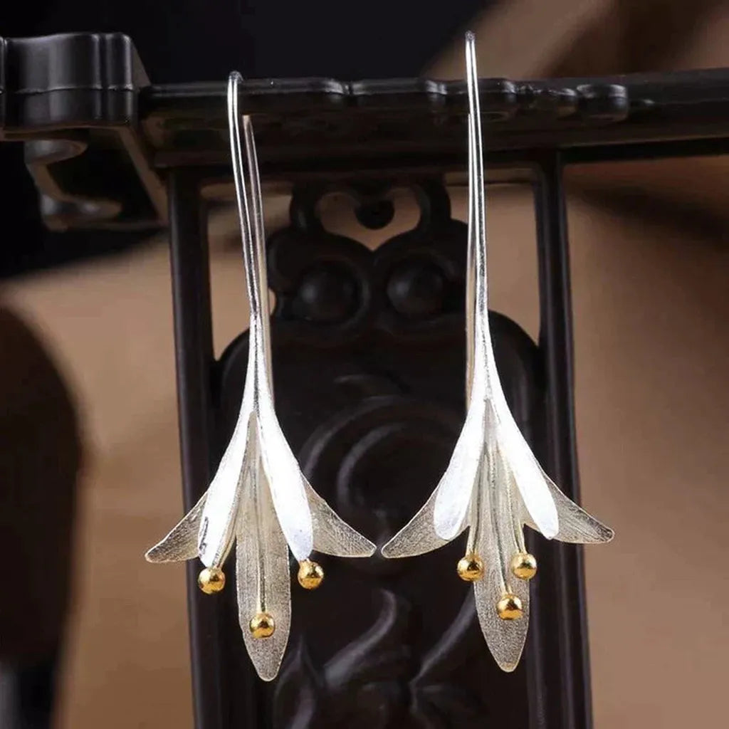 Flower Earrings in White Gold
