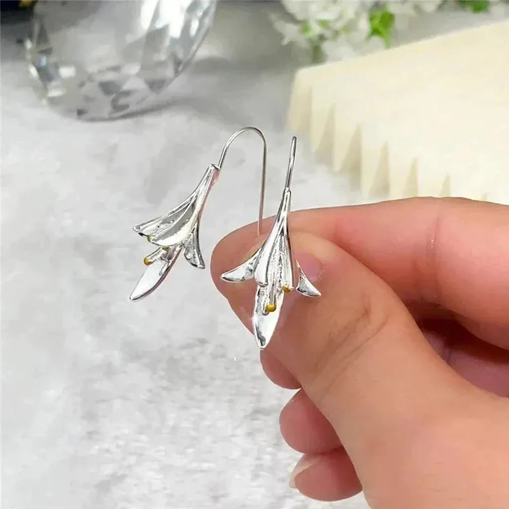 Flower Earrings in White Gold