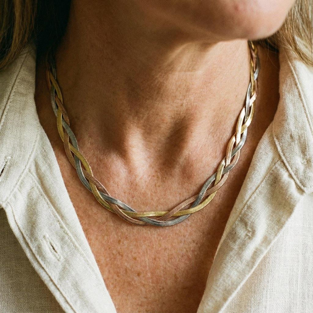 Elegant Necklace in Gold and White Gold