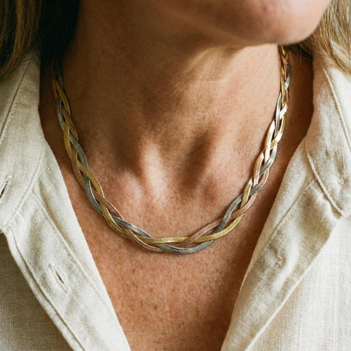 Elegant Necklace in Gold and White Gold