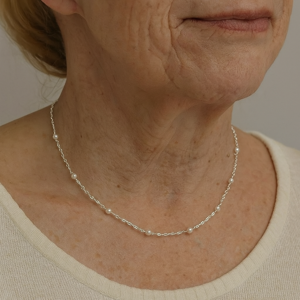 Elegant Necklace with Shiny Pearls