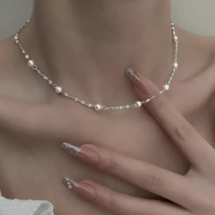 Elegant Necklace with Shiny Pearls