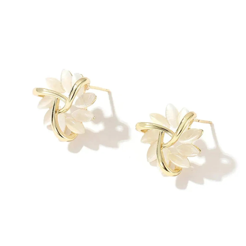 Elegant and Refined Earrings with Opal Flowers in Gold
