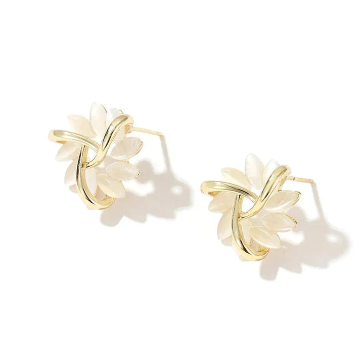 Elegant and Refined Earrings with Opal Flowers in Gold