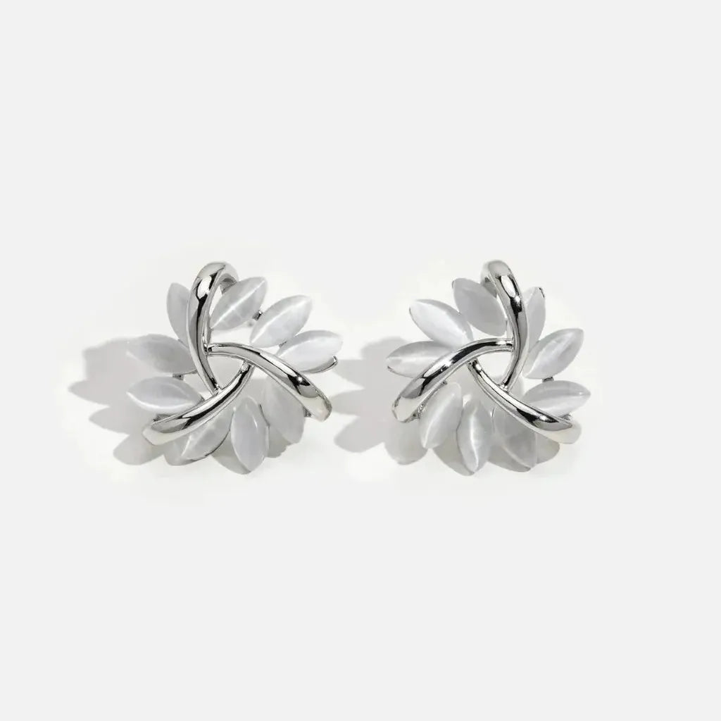 Elegant and Refined Earrings with Opal Flowers in Gold