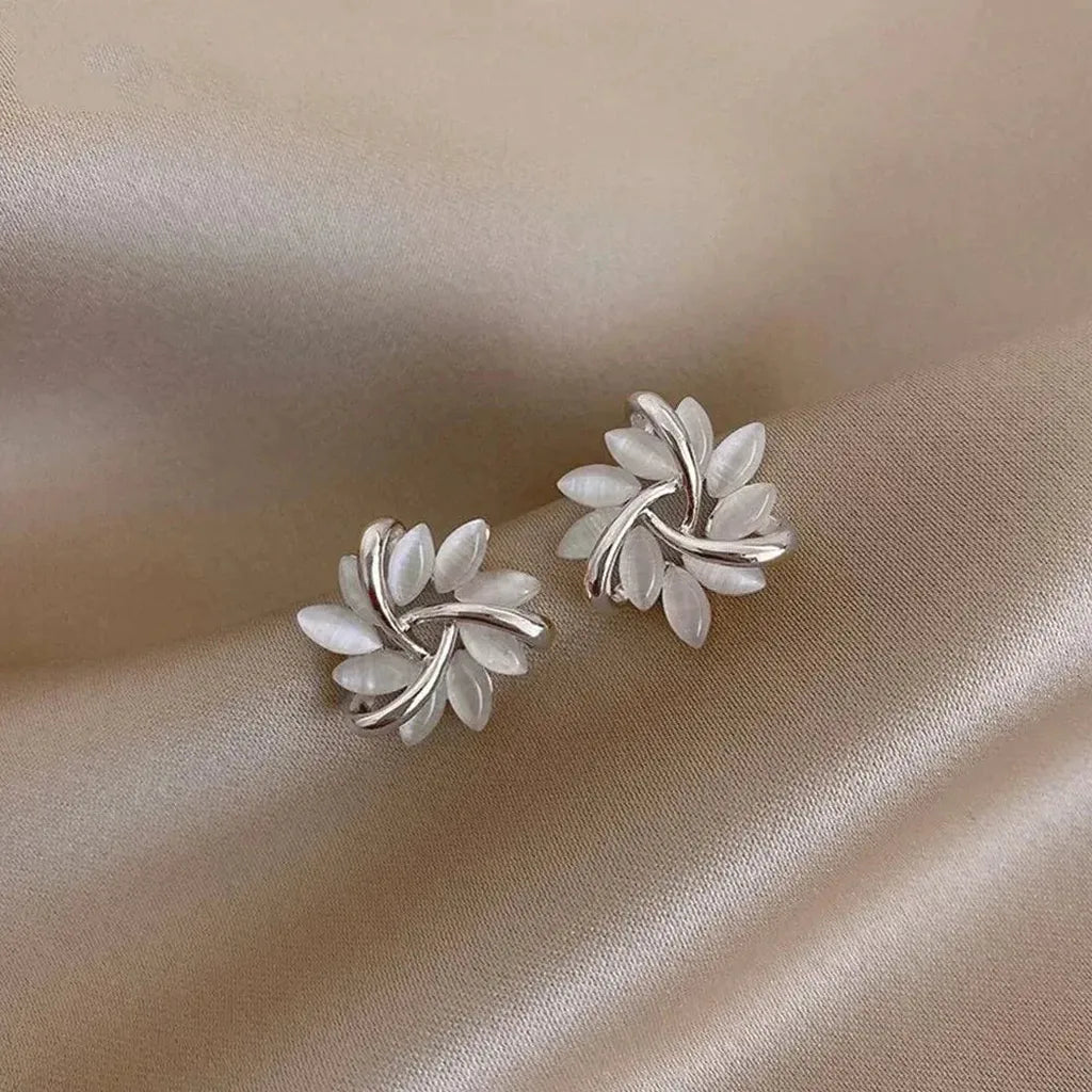 Elegant and Refined Earrings with Opal Flowers in Gold