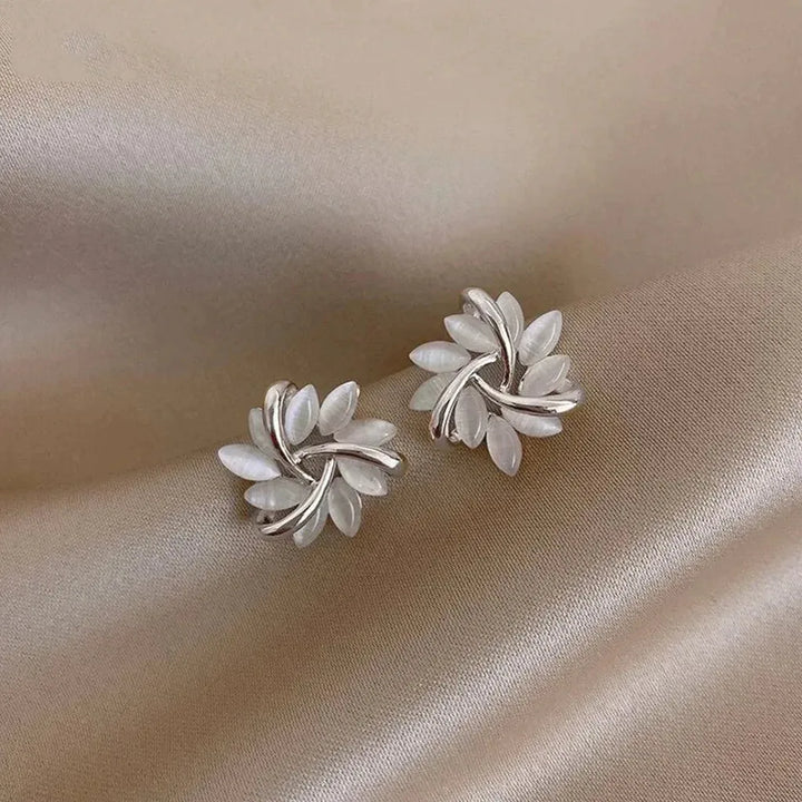Elegant and Refined Earrings with Opal Flowers in Gold