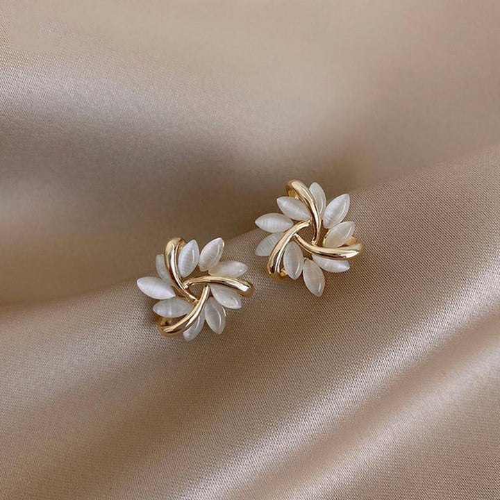 Elegant and Refined Earrings with Opal Flowers in Gold