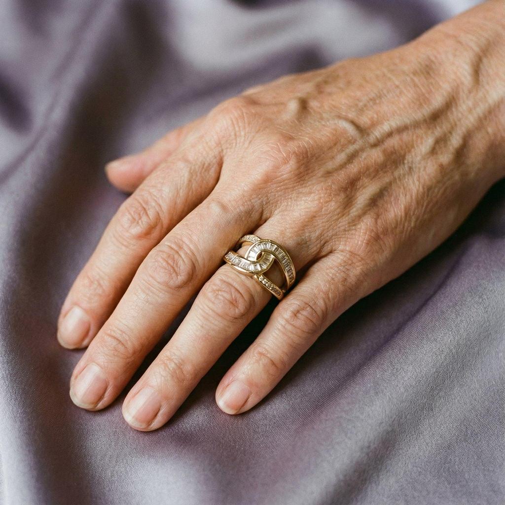 Elegant Knot Ring