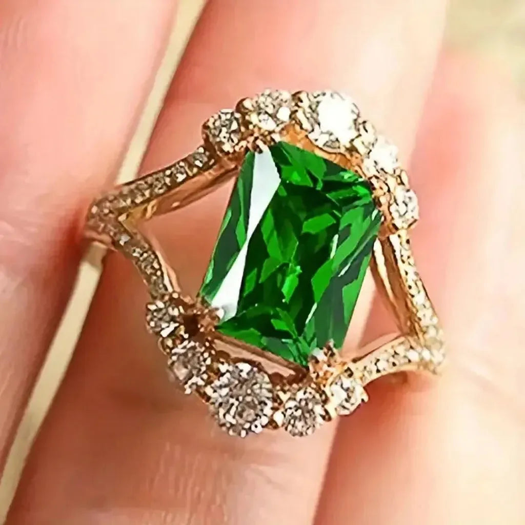 Elegant Ring with Emerald Stone