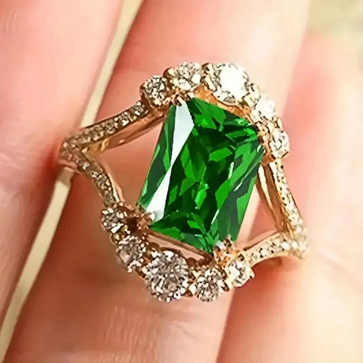 Elegant Ring with Emerald Stone