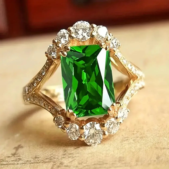 Elegant Ring with Emerald Stone