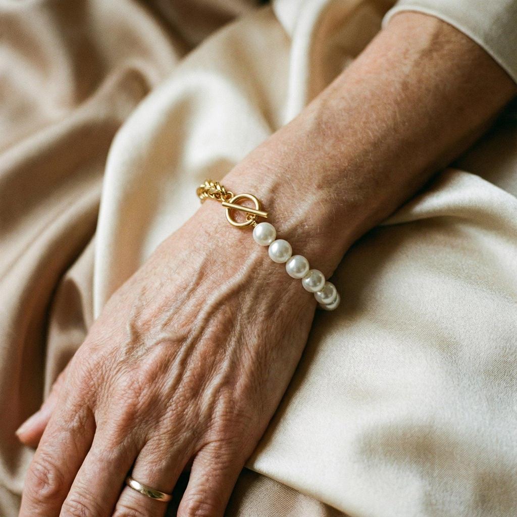 Elegant Bracelet Made of Gold and Daisies