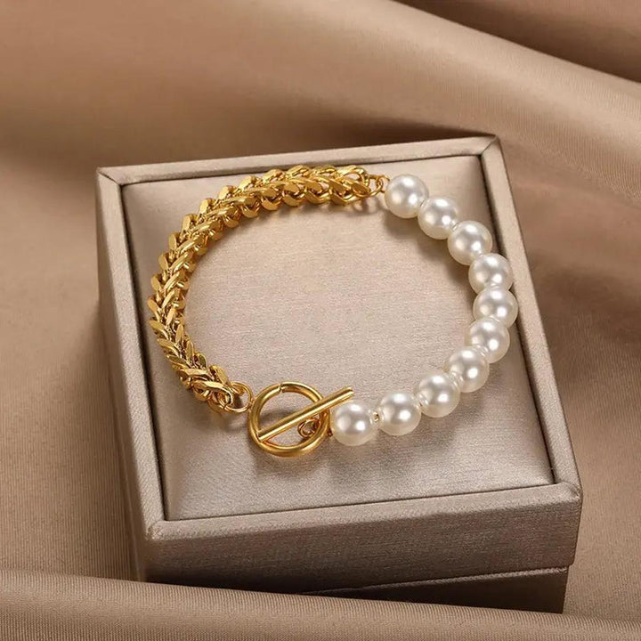 Elegant Bracelet Made of Gold and Daisies