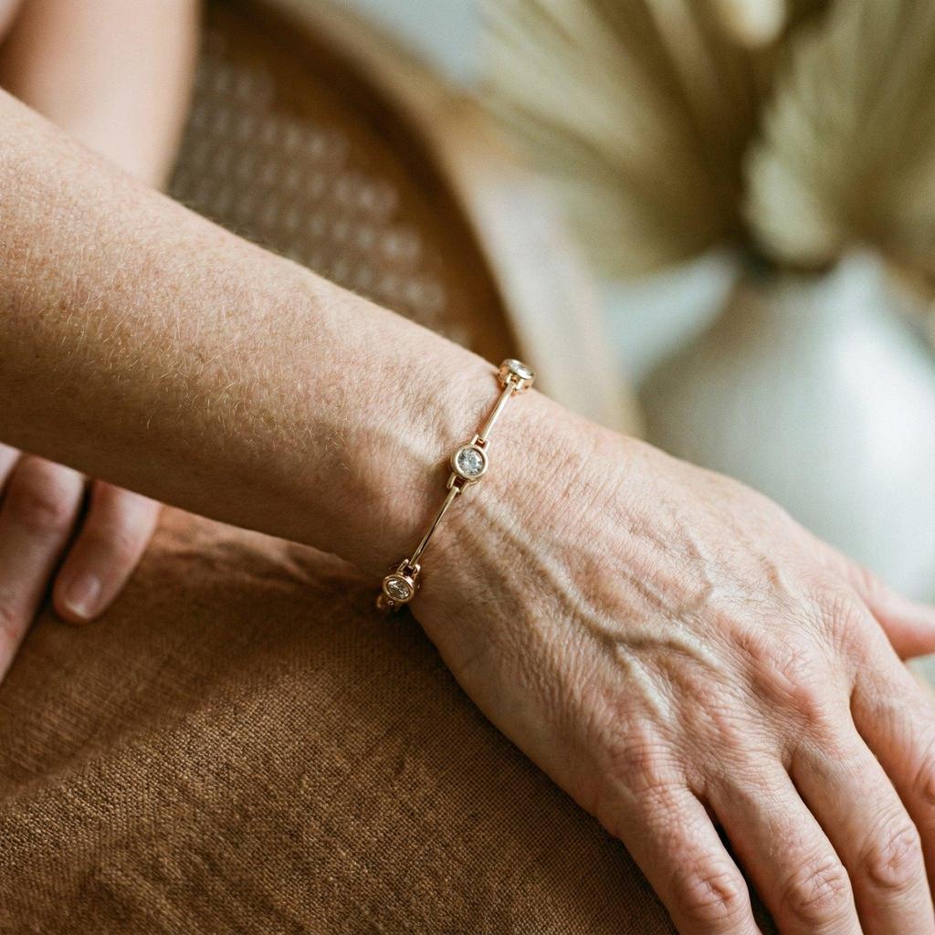 Elegant Bracelet with Diamonds in Gold