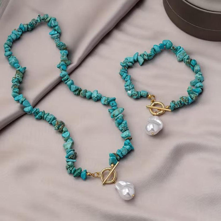 Elegant jewellery set made of natural stones and pearls