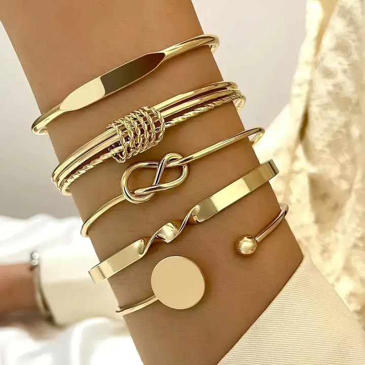 Elegant Jewellery Set with Knot