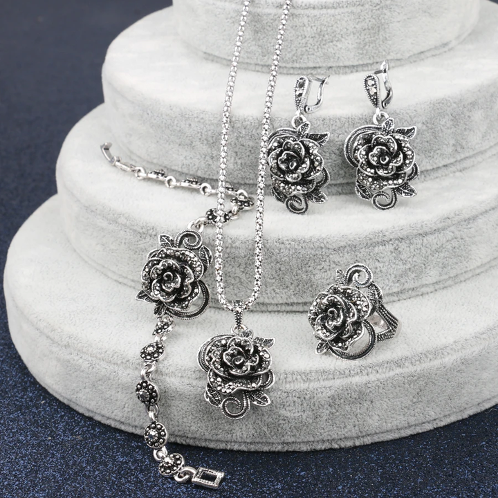 Elegant Set in White Gold with Diamonds