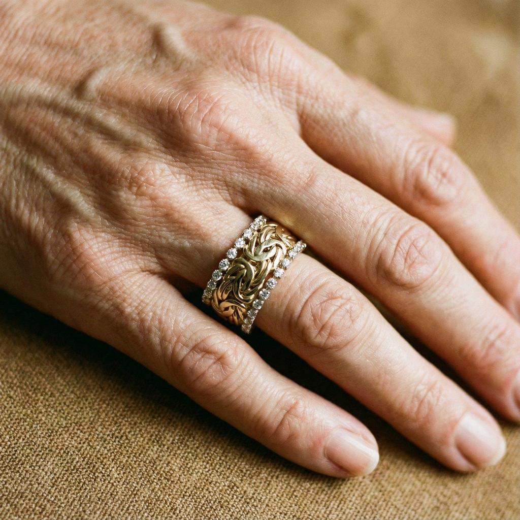 Braided Retro Gold Ring with Diamonds