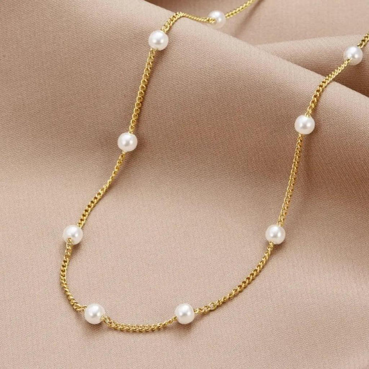 Gold necklace with natural pearl