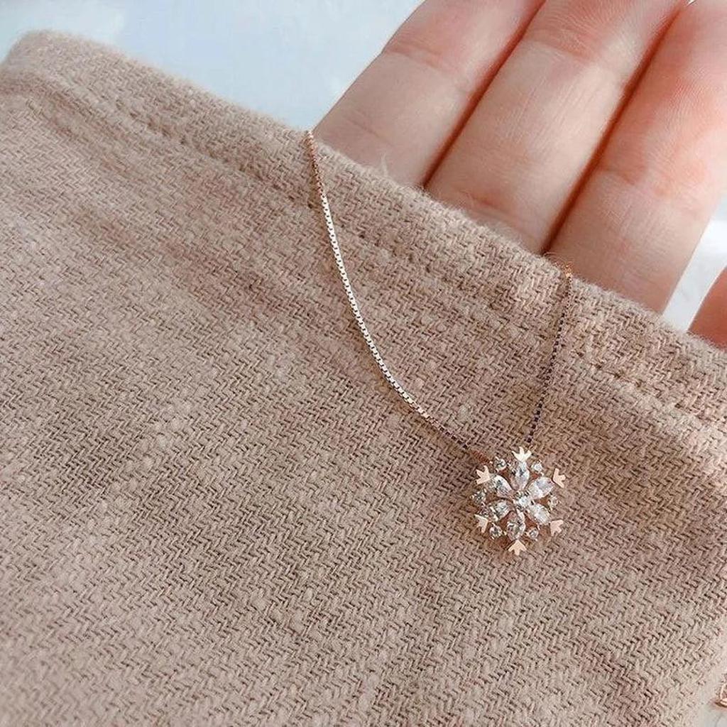 Crystal Necklace with Shimmering Snow in Gold and White Gold