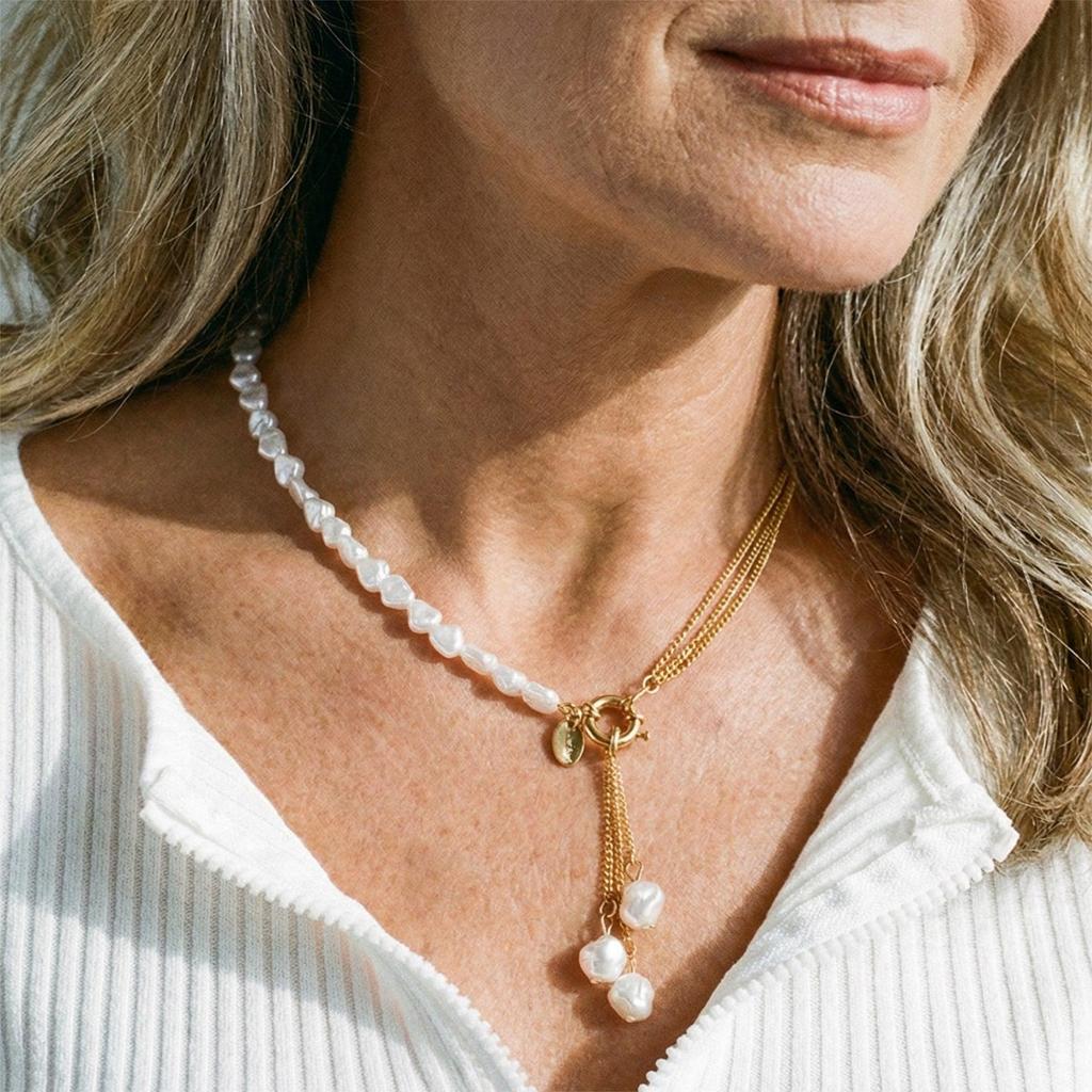 Necklace with Elegant Pearl Pendant