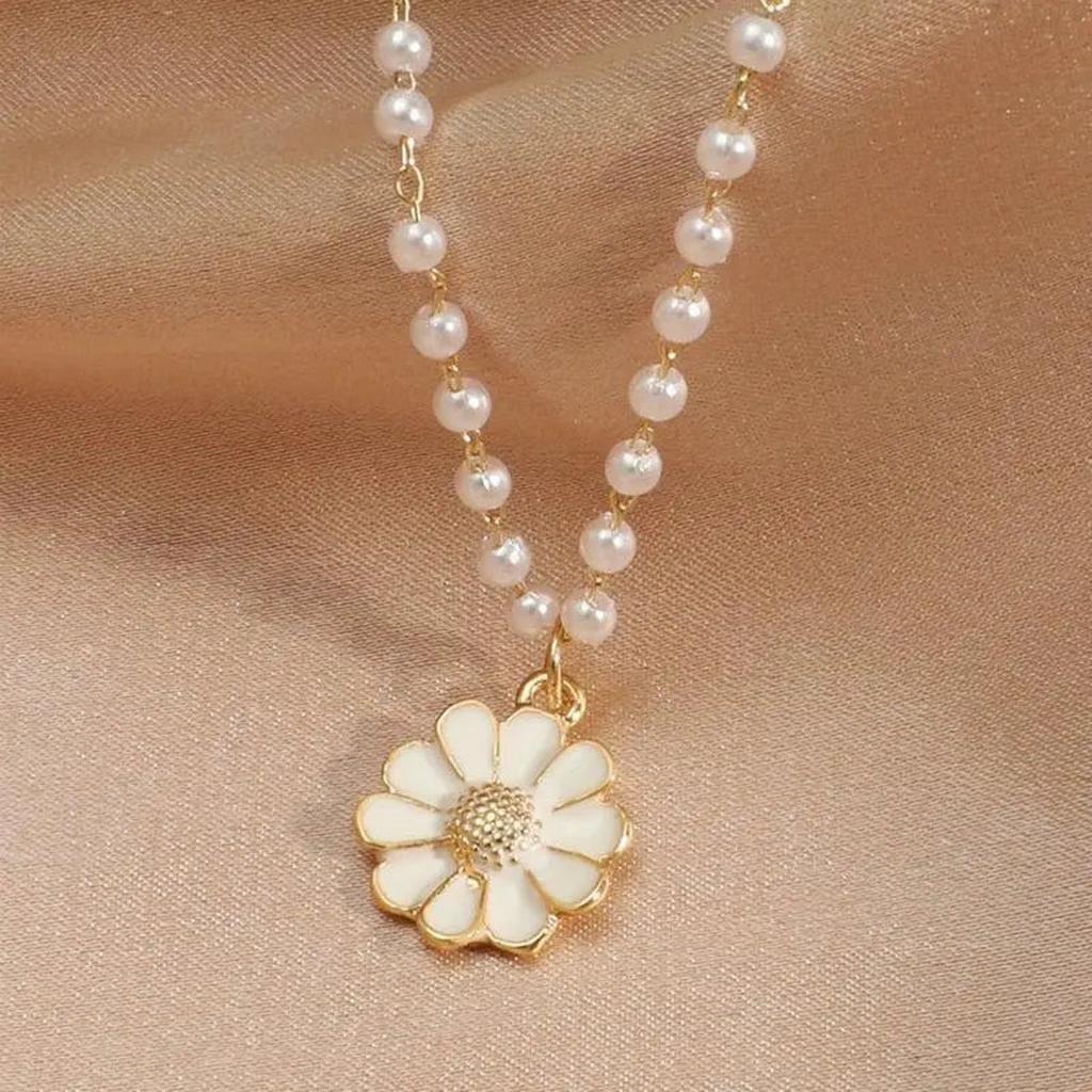 Necklace with Hanging Daisies