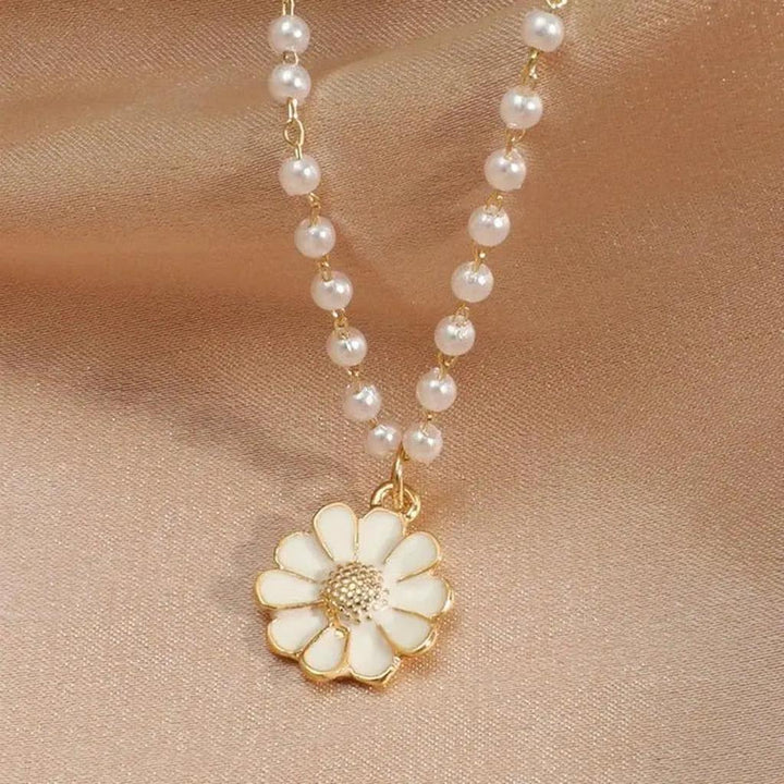 Necklace with Hanging Daisies