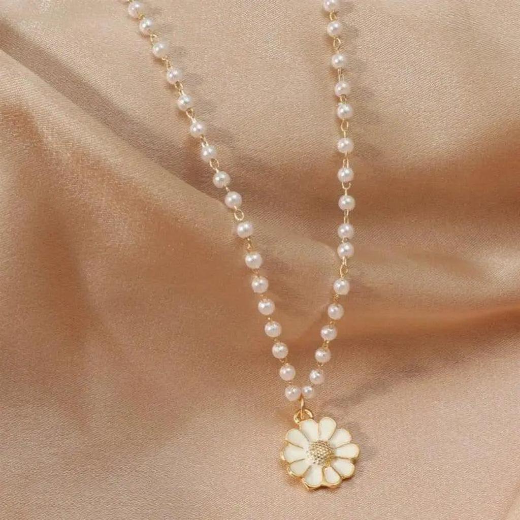 Necklace with Hanging Daisies