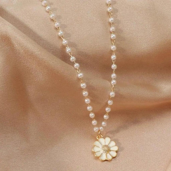 Necklace with Hanging Daisies