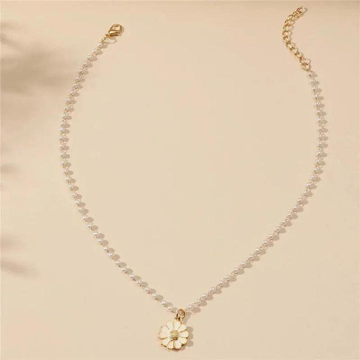 Necklace with Hanging Daisies