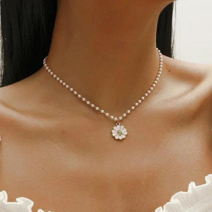 Necklace with Hanging Daisies