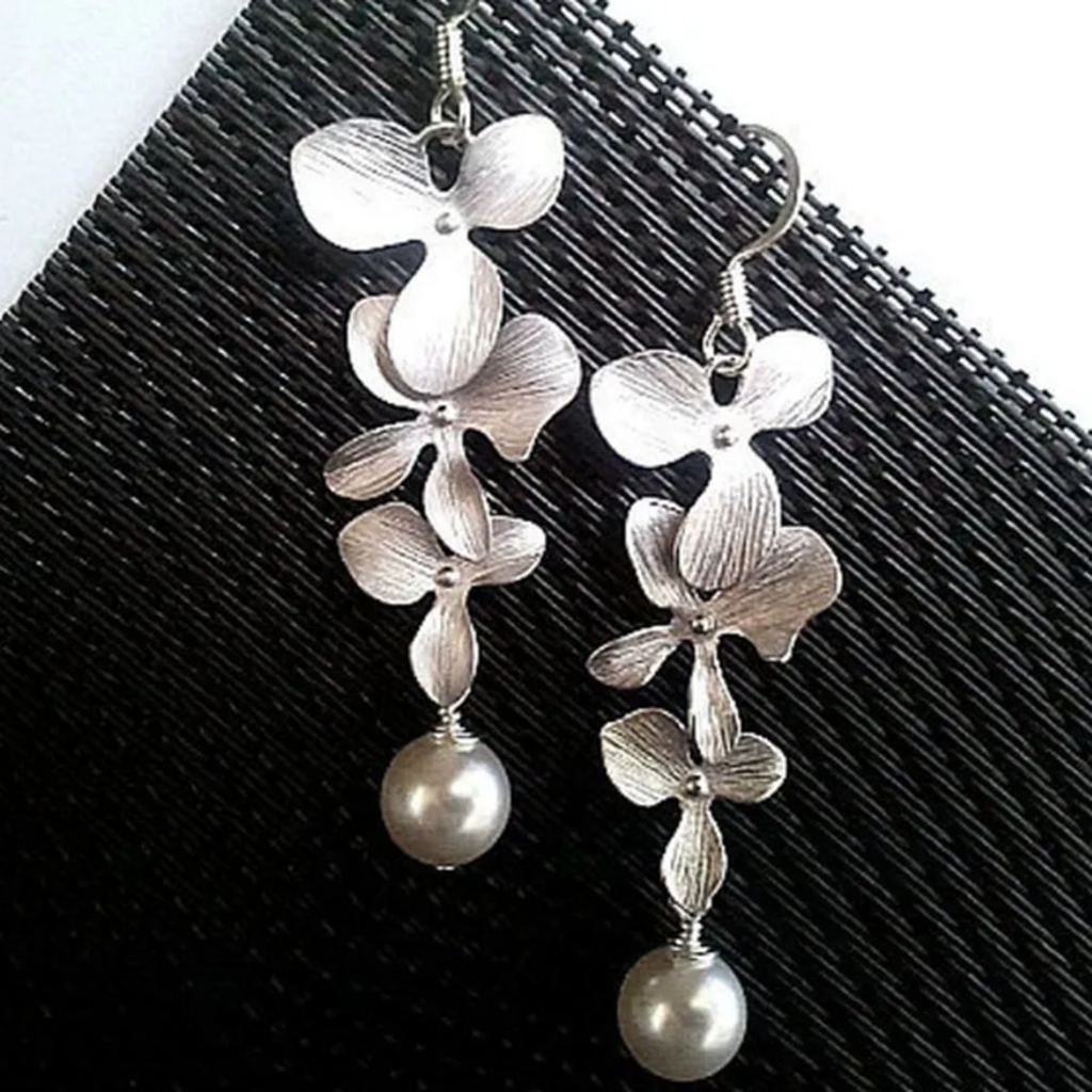 Necklace and Earrings in Flower Shape Made of White Gold