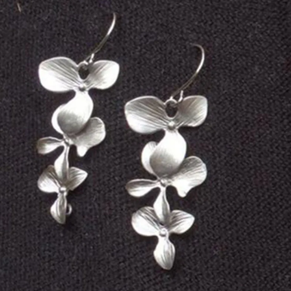 Necklace and Earrings in Flower Shape Made of White Gold