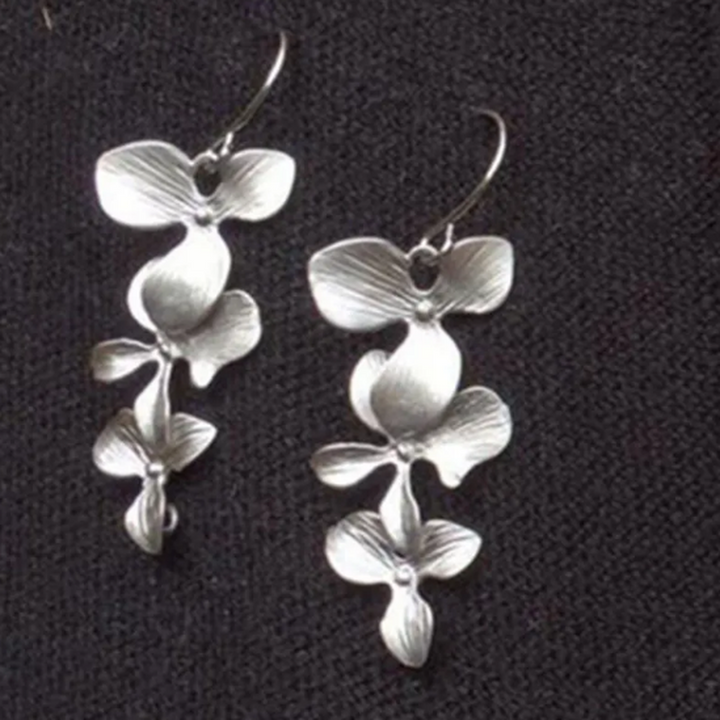 Necklace and Earrings in Flower Shape Made of White Gold
