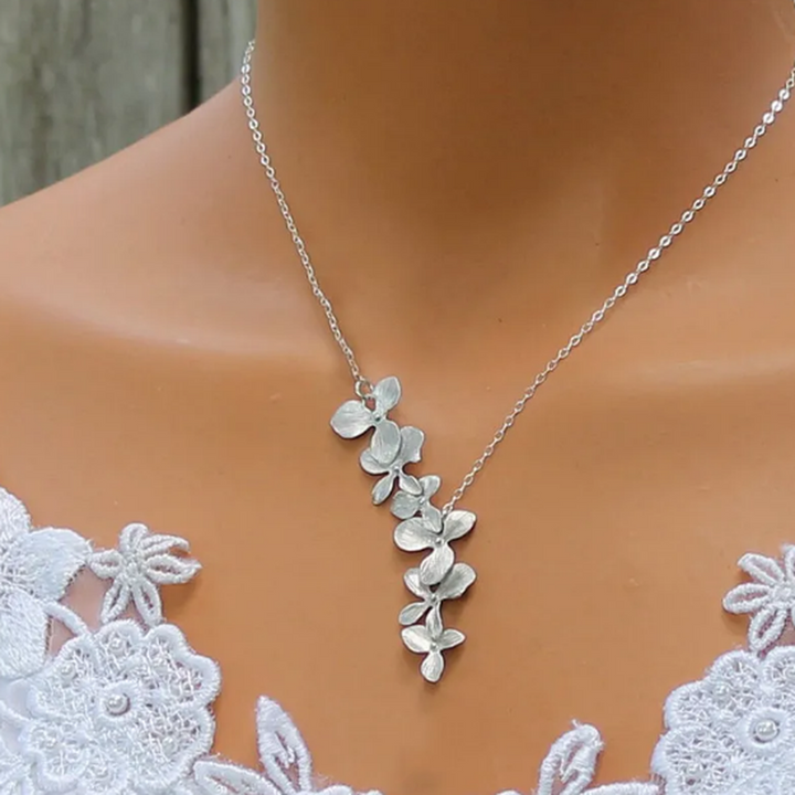 Necklace and Earrings in Flower Shape Made of White Gold