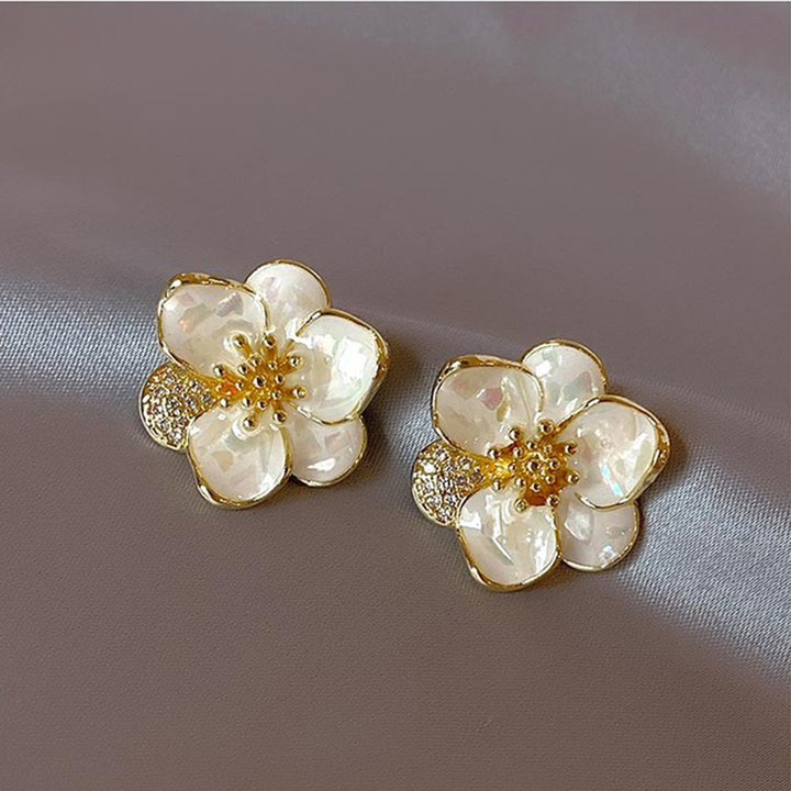 Hanging Earrings Petal in Gold