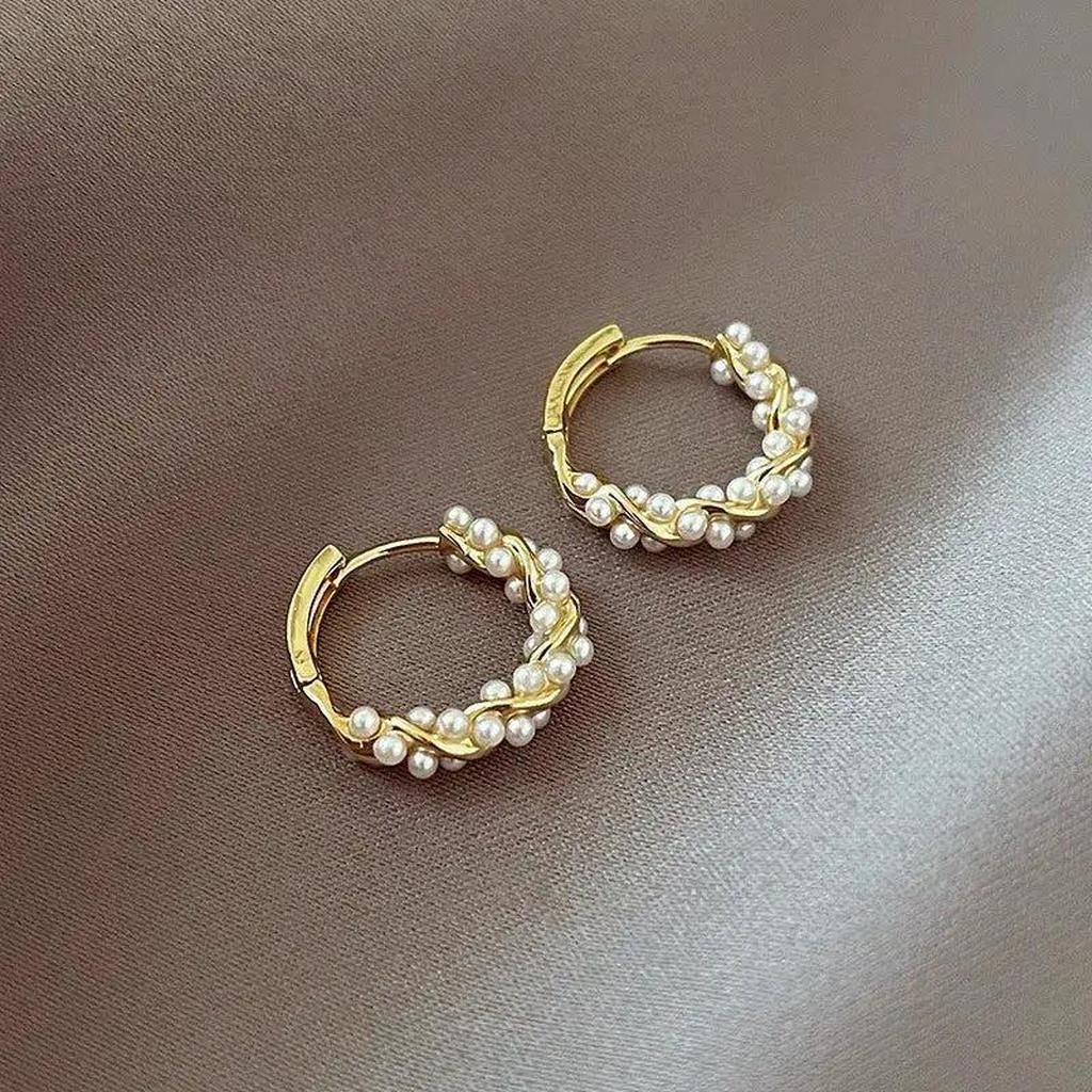 Hanging Earrings with Round Pearl