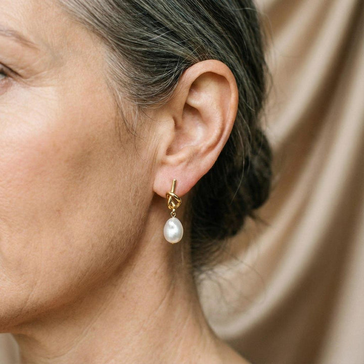 Hanging Earrings with Baroque Pearls in Gold