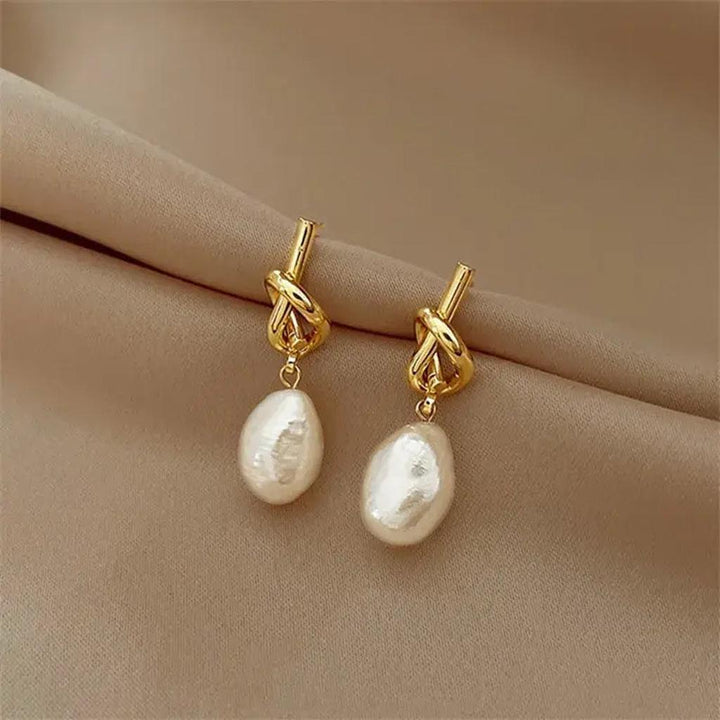 Hanging Earrings with Baroque Pearls in Gold