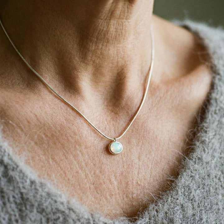 Classic Necklace with Unique Pendant in White Gold