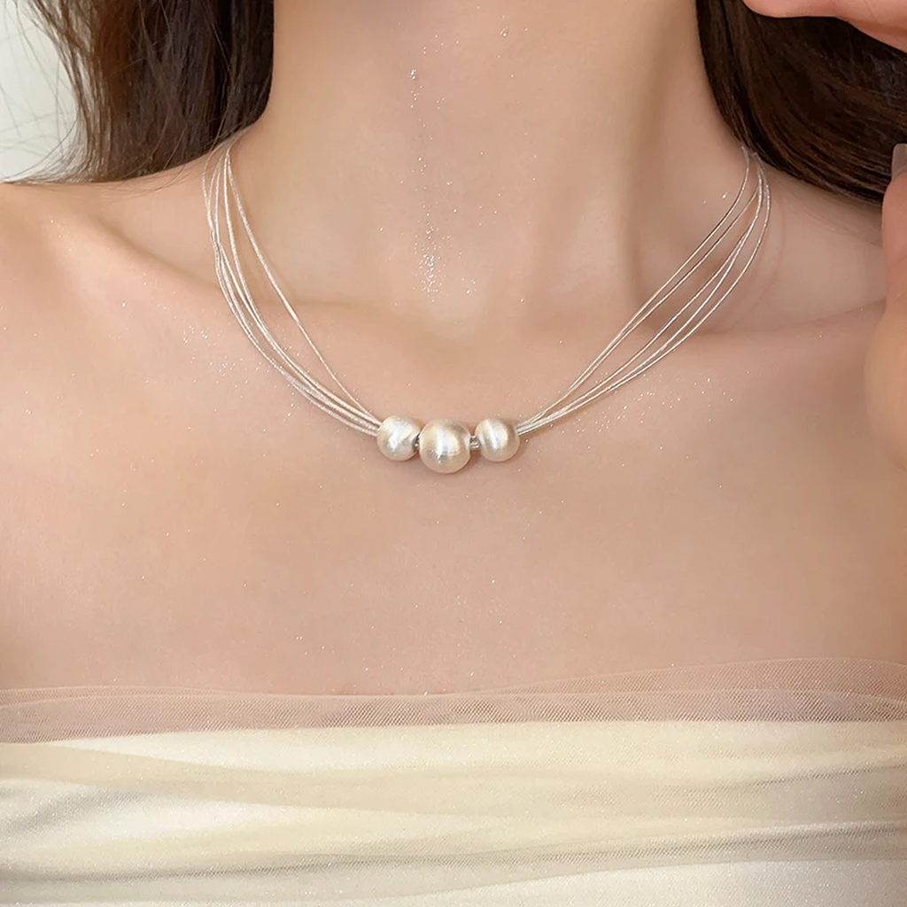 Multi-layered necklace with white pearls