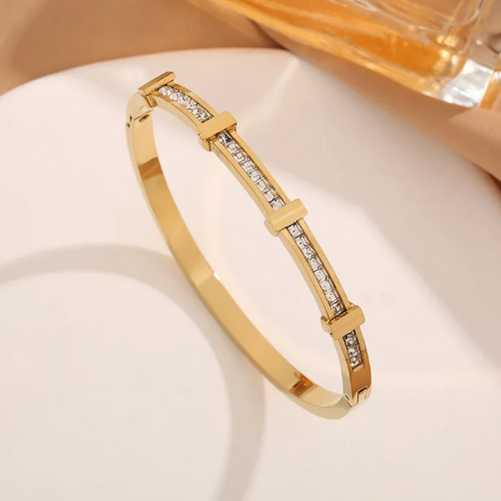 Open geometric bracelet with two rows of diamonds