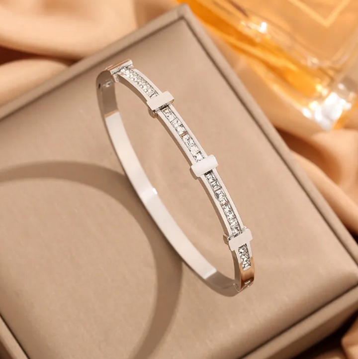 Open geometric bracelet with two rows of diamonds