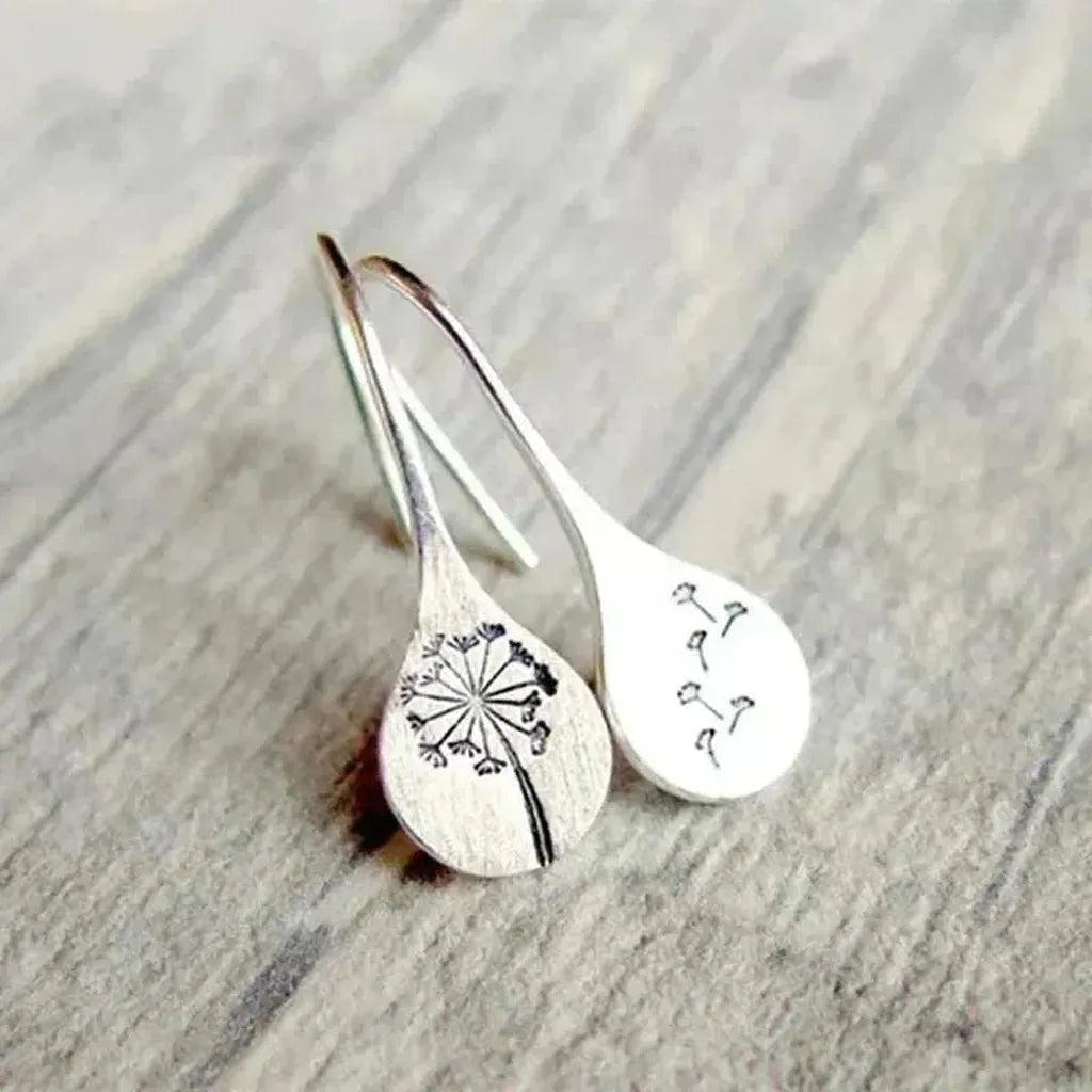 Earrings made of lace in white gold