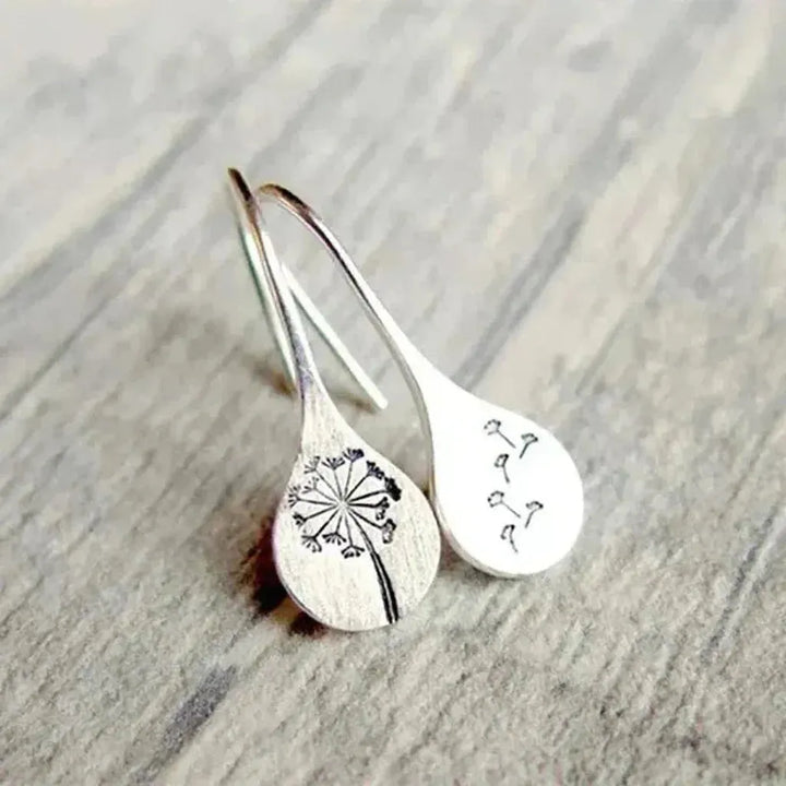 Earrings made of lace in white gold