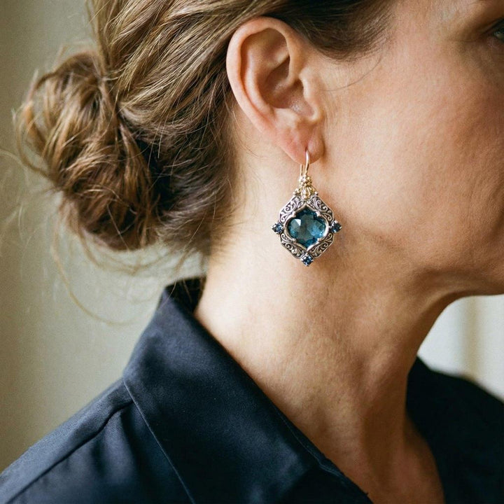 Earrings made of blue crystals in gold and white gold
