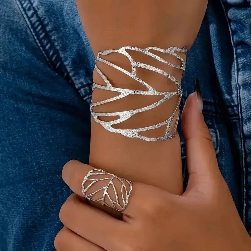 Retro Bracelet with Leaf Design
