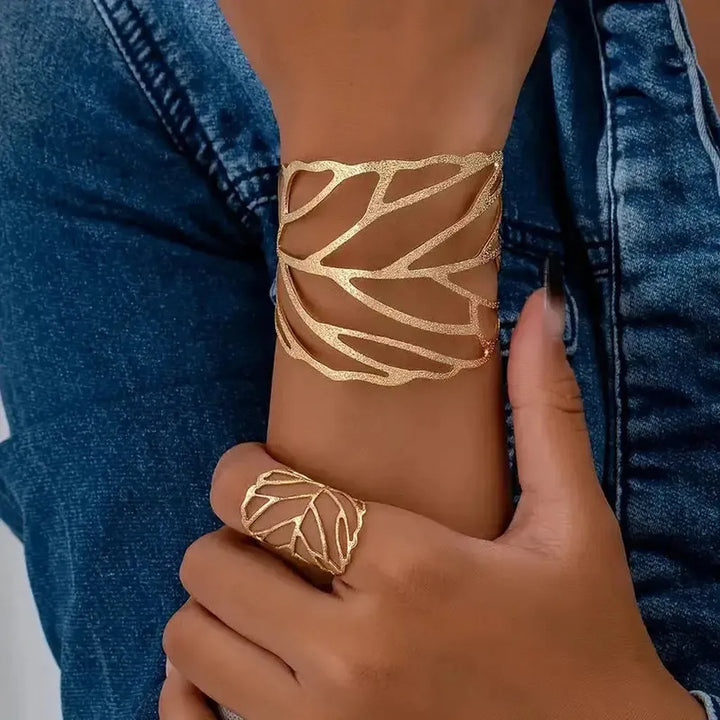 Retro Bracelet with Leaf Design