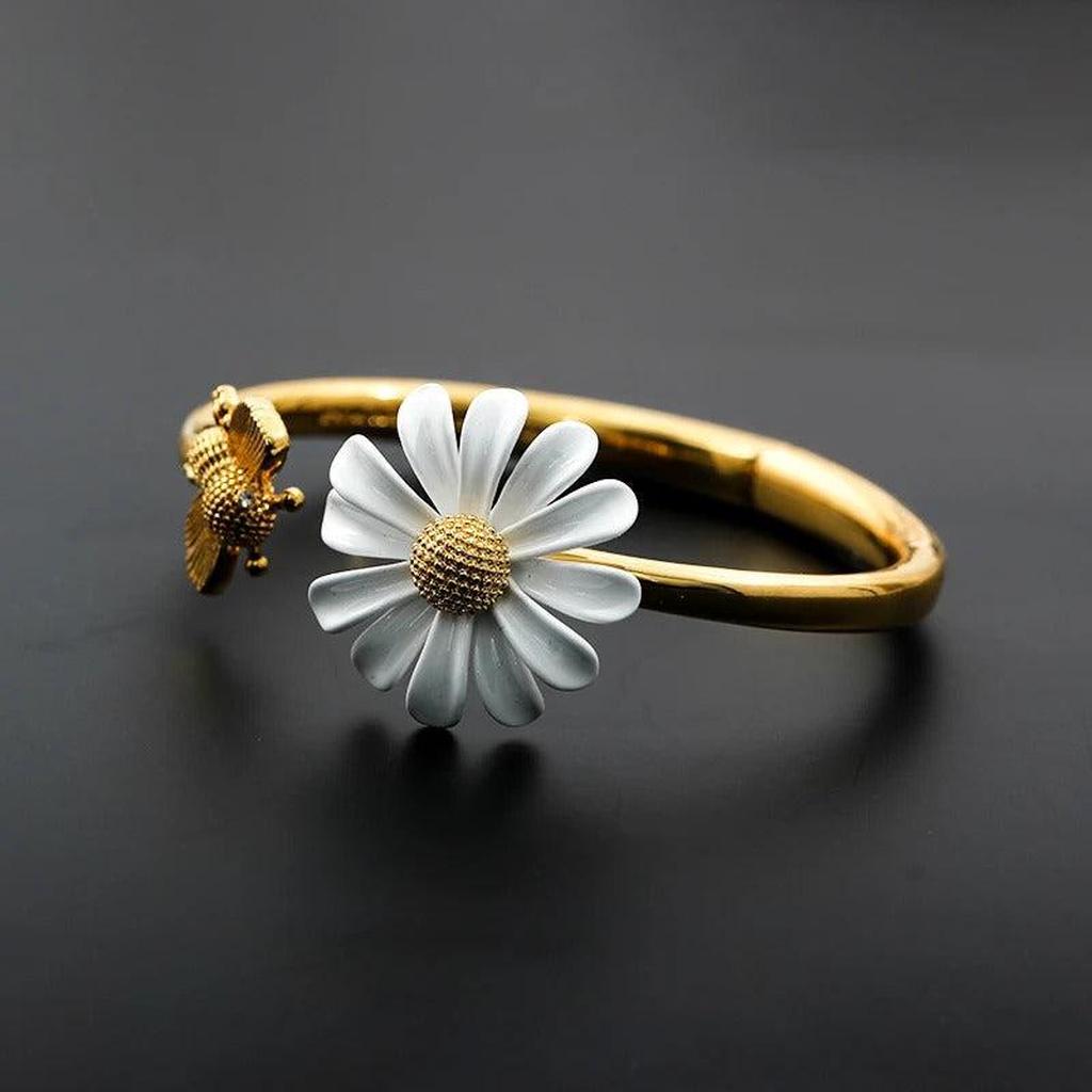 Retro Gold Bracelet with Daisy and Bee